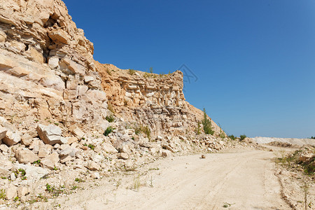 石山之间危险的道路背景图片