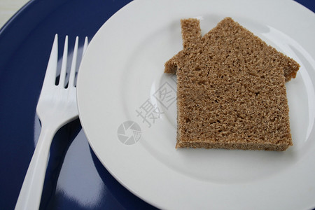 面包上的房子剪影放在盘子上图片
