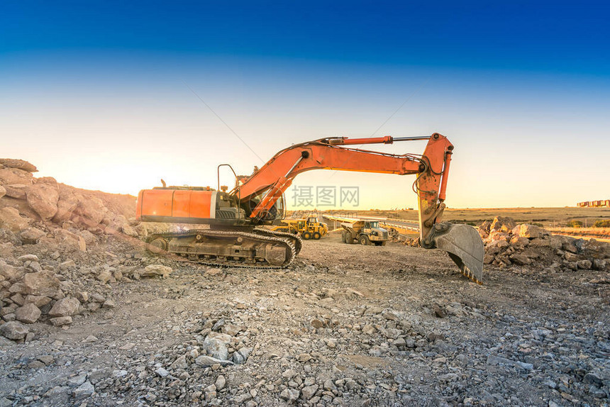 挖掘机在开采石头的采矿厂图片