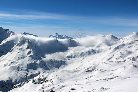 蓝天白云中的雪山图片