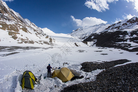 山中的帐篷北极光图片
