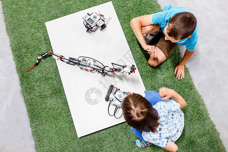 两个小男孩玩机器人教图片