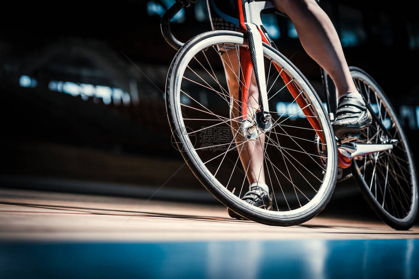 自行车道的自行车手图片