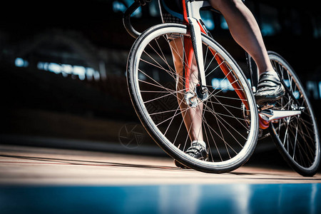 自行车道的自行车手背景图片