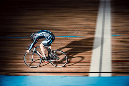 圆柱形上的Cyclistl背景图片
