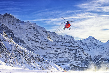 红直升机在Jungfrau山附近的swisal图片