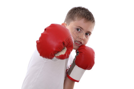 一个穿着红色拳击手套的男孩图片