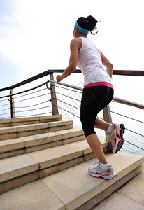 赛跑运动员在海边奔跑女健身日出慢跑锻背景图片