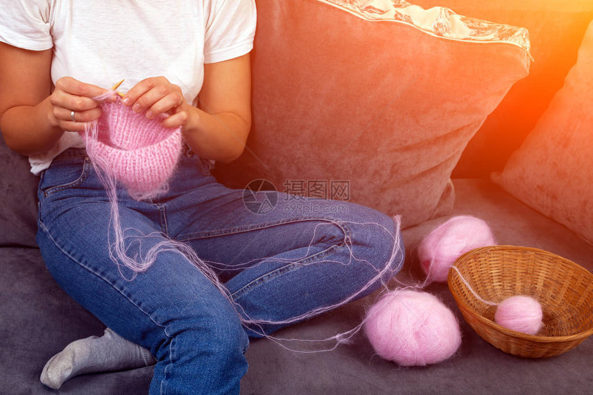 妇女手编织五颜六色的粉红色羊毛纱的特写镜头特写针织照片自由创意工图片