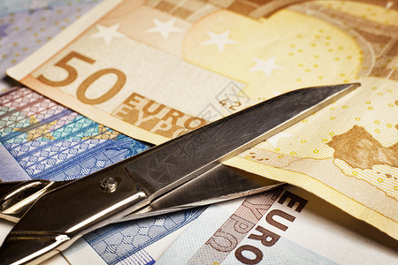 剪刀砍了50欧元纸币图片