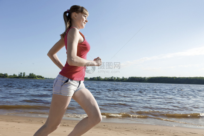 沿着海滩奔跑的女人图片