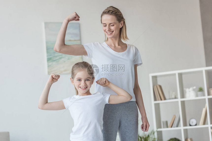 健康快乐的母亲和女儿显图片