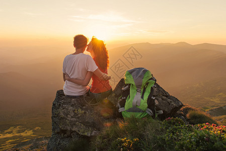 幸福的情侣感到自由享受山上美丽的景色图片