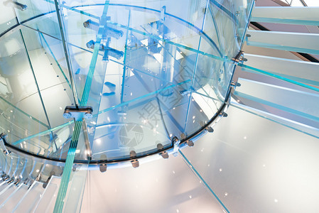 现代玻璃台阶在上背景图片