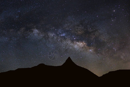 星空与高山银河系与宇宙中的星和太空尘埃图片