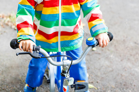 第一辆自行车上的小孩子的手图片