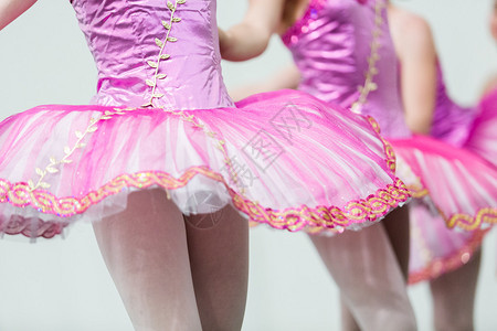 儿童在芭蕾舞裙台图片