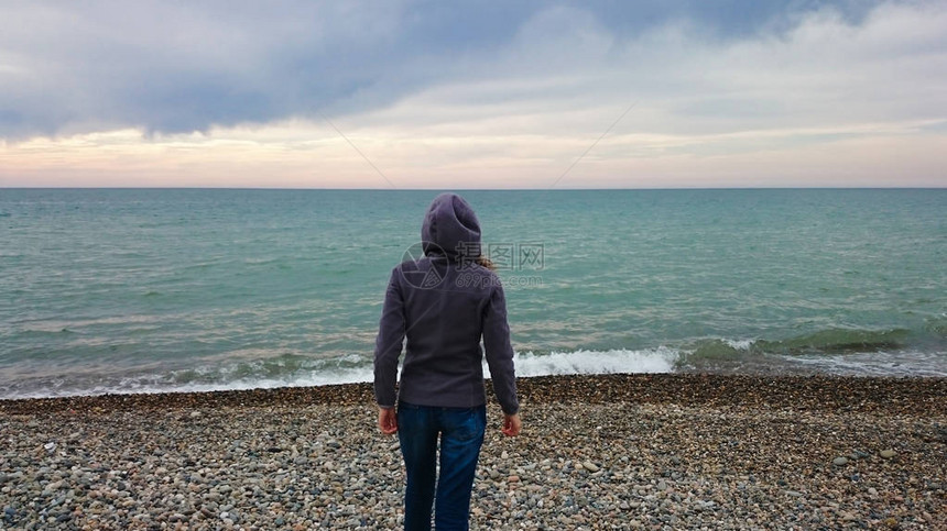 独自观视年轻成年时装女孩在海滩上站立寻找海洋旅行生活方图片