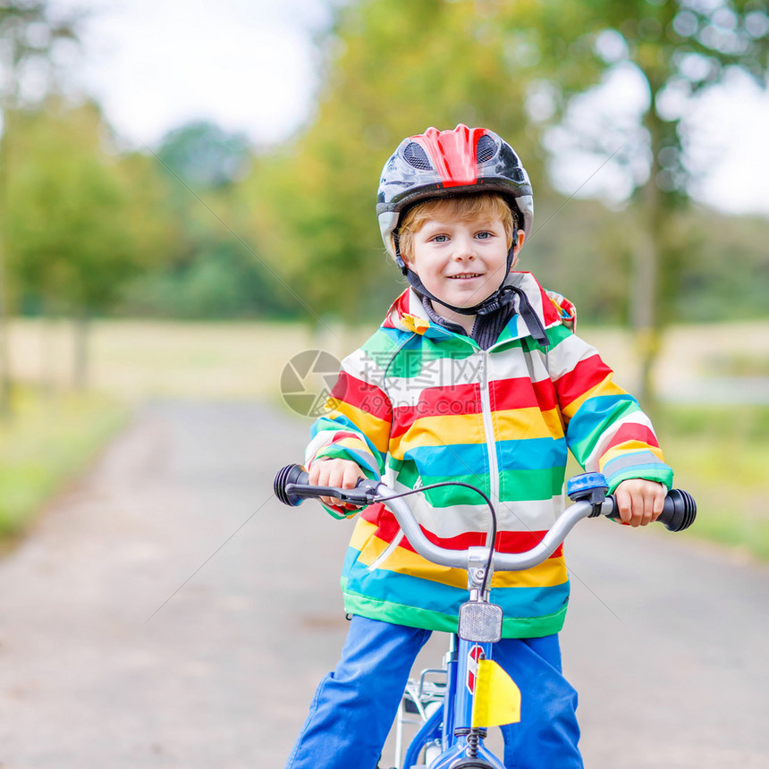 快乐活跃的小男孩在温暖的夏日骑自行车玩得开心图片