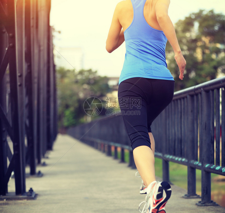 赛马运动员在铁桥上奔跑女健身慢跑锻图片