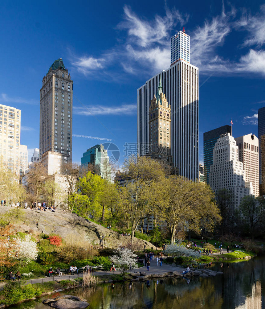 在纽约市曼哈顿中央公园春风景场人群图片