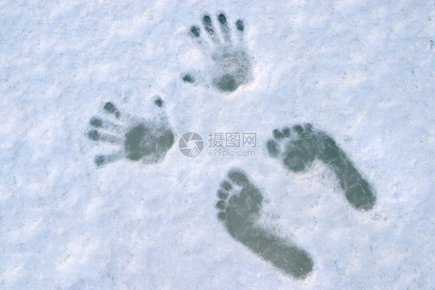 蓝冰上的人脚掌印图片