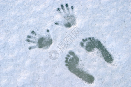 蓝冰上的人脚掌印图片