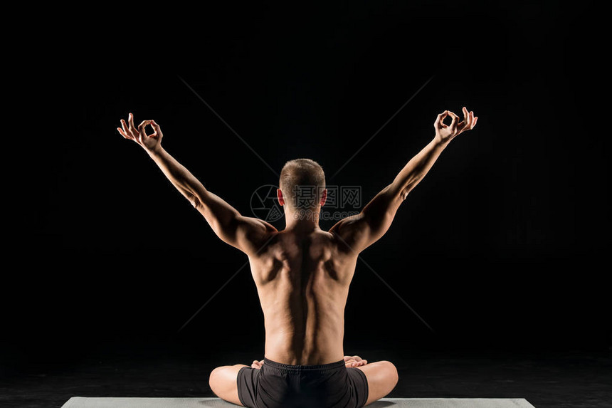 观察人类如何练习瑜伽和冥想在孤立于黑色图片