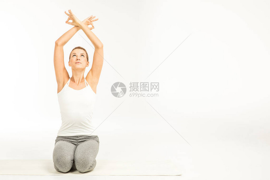 女在简单瑜伽Sukhasana姿势下做瑜伽图片