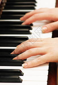 两只手在钢琴上演奏音乐图片