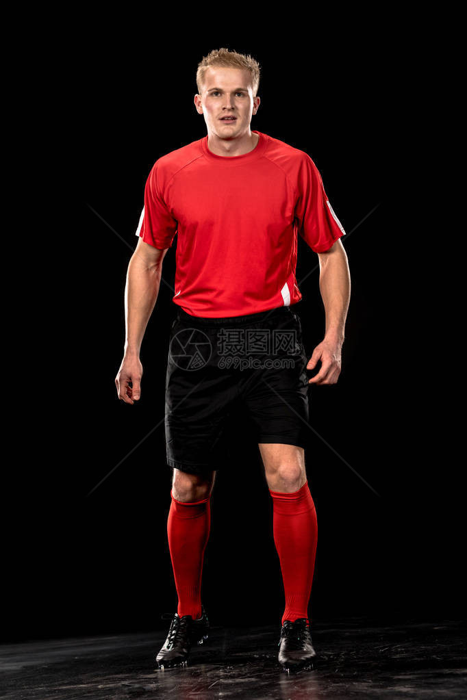 红制服和黑色制服的足球选图片