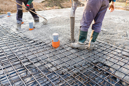 浇筑混凝土板在施工建筑物的商业混凝土地板期图片