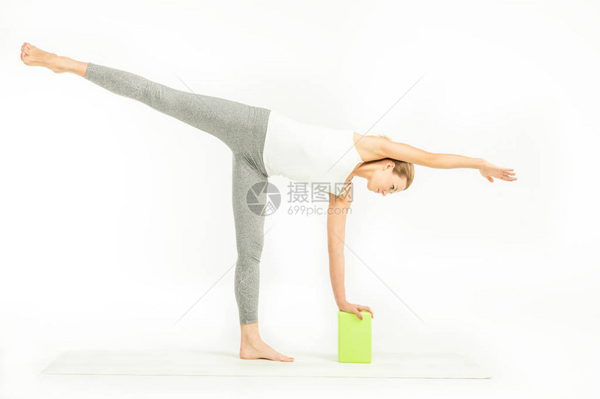 女运动员站在瑜伽垫上图片