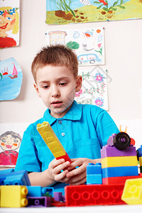 小男孩学龄前儿童玩积木和建筑套装图片