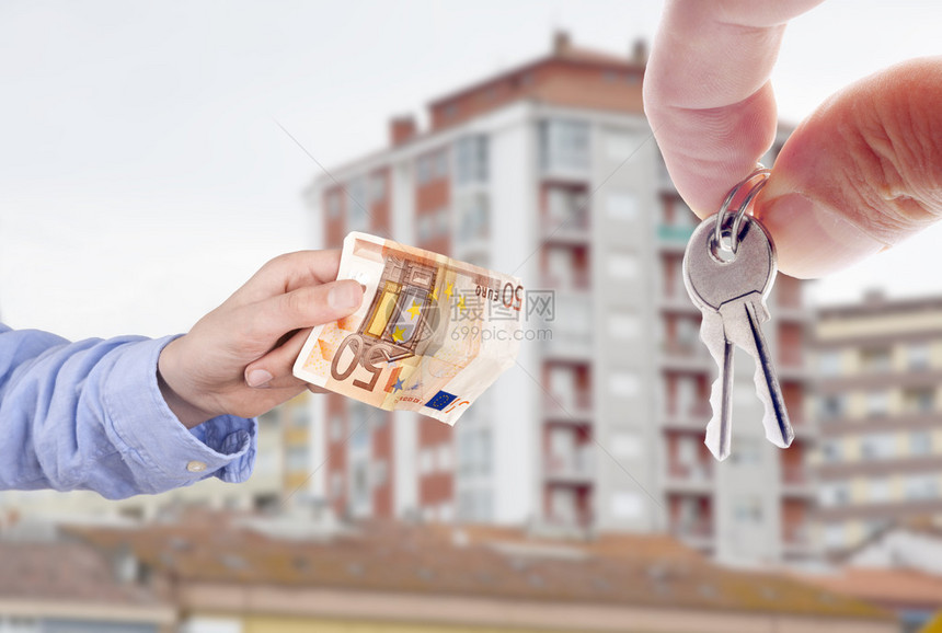 欧元纸币手和与房子钥匙买房的概念图片