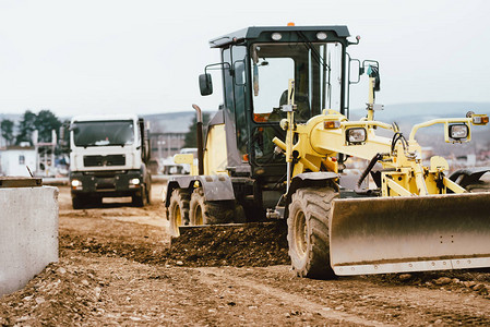 在公路建设工地作的工业汽图片