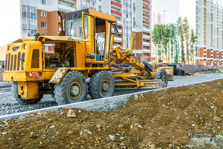 夏季在公路建筑校外工作的图片