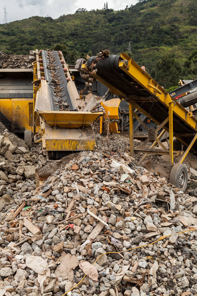 建筑废碎片处理和回收厂的废料处图片