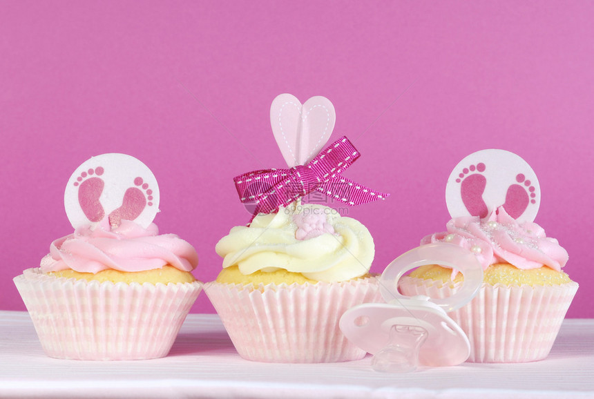 三个粉红主题的女婴纸杯蛋糕图片