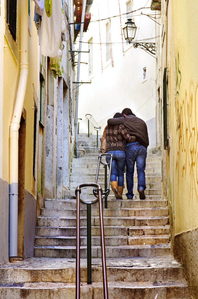 在葡萄牙里斯本的Alfama附近一条狭窄的楼梯图片