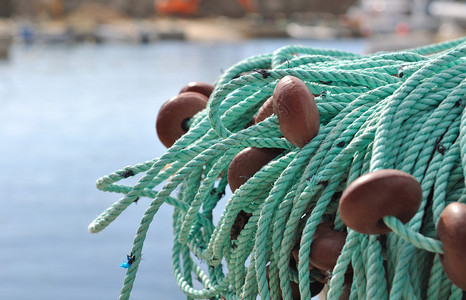 带浮子的渔网绳子上的特写背景图片