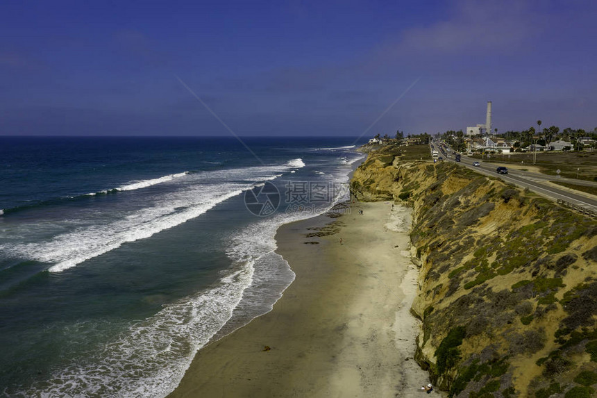 卡尔斯巴德海岸线这是美国南加州卡尔斯巴德海岸线的图片