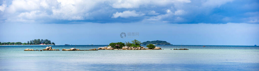 宾坦岛全景天空蓝海水清图片