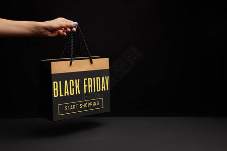 黑色星期五特卖时拿着黑色购物袋的女部分观图片