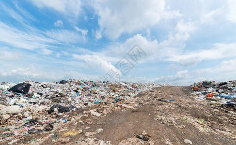城市垃圾填埋场中的垃圾图片