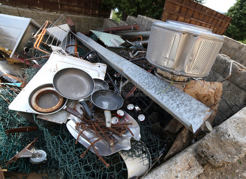 特殊垃圾填埋场中的旧板洗衣机篮子和生锈图片