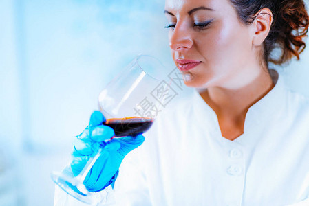 质量控制专家在实验室检查红葡萄图片