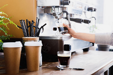 在现代咖啡机上准备咖啡的咖啡图片