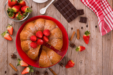 红盘上的草莓蛋糕图片