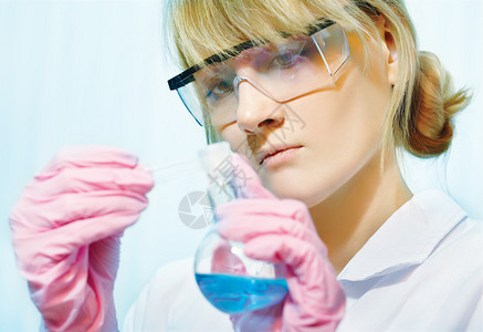实验室中年轻女科学家的肖像照片图片